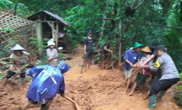 Kompak, Polisi bersama TNI dan BPBD Tangani Longsor yang Menimpa Rumah Warga