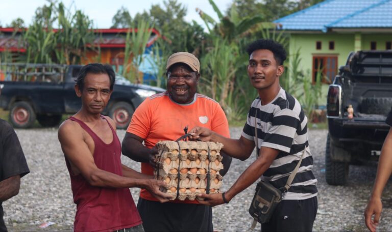 Bentuk Kepedulian, Personel Operasi Damai Cartenz 2025 Salurkan Bantuan Sembako di Yalimo