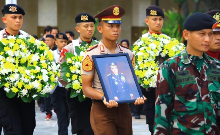 Kabareskrim Pimpin Upacara Pemakaman Eks Wakapolri Komjen (Purn) Syafruddin