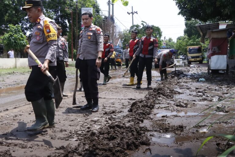 Polres Situbondo Gelar Bakti Sosial Bersihkan Material Pasca Banjir di Kecamatan Kendit