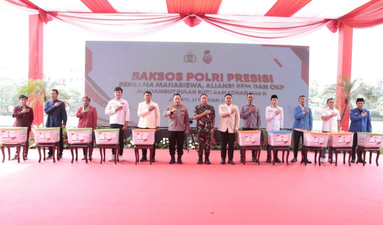 Kapolri dan Panglima TNI Bagikan Ribuan Bansos Jelang Ramadan