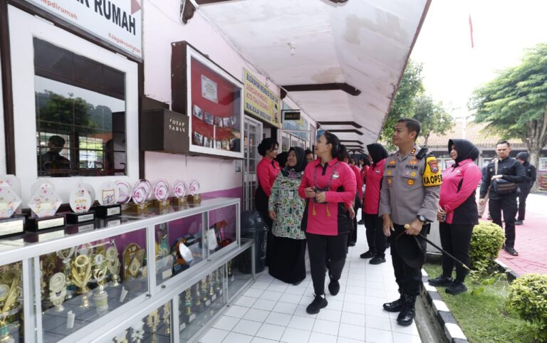 Ny. Juliati Sigit Prabowo Kunjungan ke SLB Kemala Bhayangkari 2 Gresik