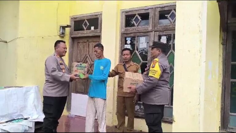 Polres Pasuruan Salurkan Bantuan untuk Warga Terdampak Angin Kencang di 6 Kecamatan