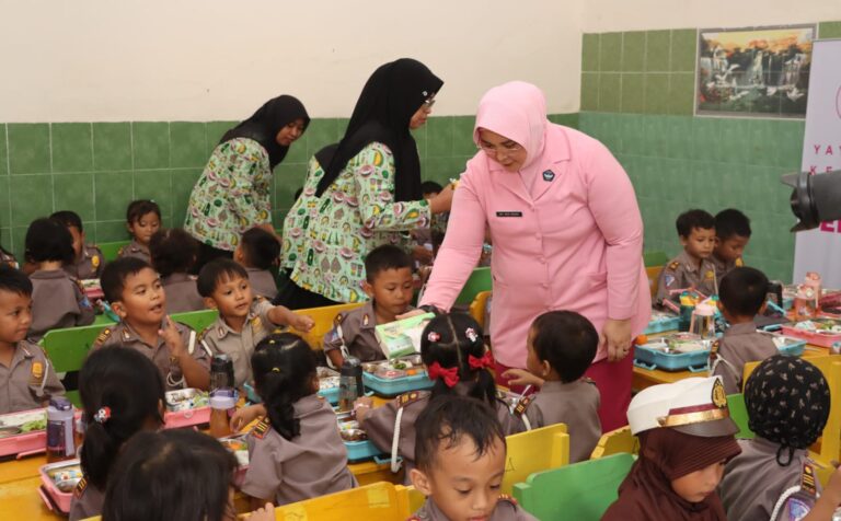Sukseskan MBG, Ketua YKB Jatim Berbagi Makan Bergizi di TK Kemala Bhayangkari 78 Pamekasan