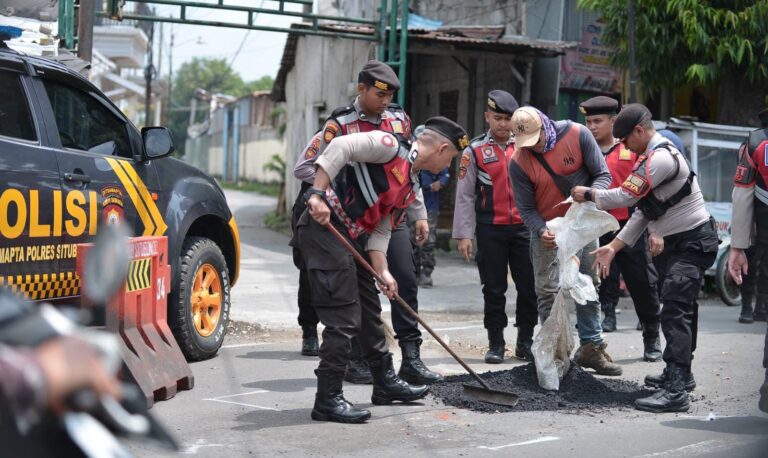 Harkamtibmas, Polres Situbondo Patroli Sambil Tambal Jalan Berlubang