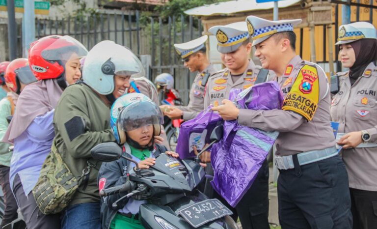 Operasi Keselamatan Semeru 2025 Polres Jember Berbagi Puluhan Jas Hujan untuk Pengendara Roda Dua