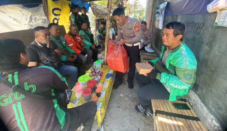 Gelar Jumat Berkah Bersama Driver Ojek Online Polres Ponorogo Edukasi Keselamatan Berlalu Lintas