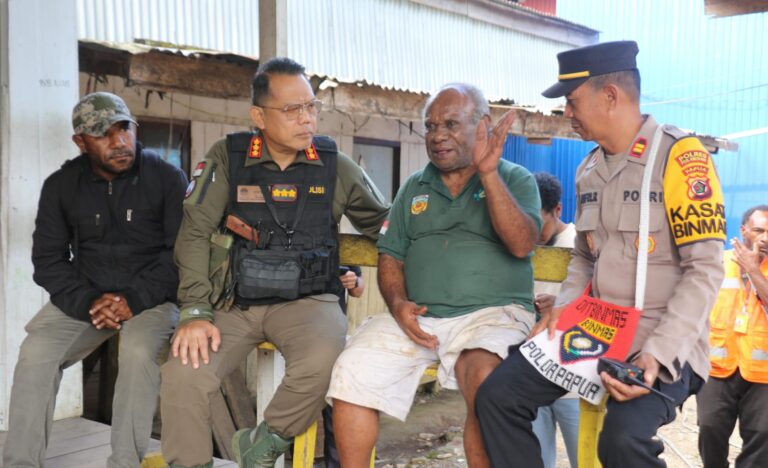 Perkuat Sinergi, Kasatgas Humas Ops Damai Cartenz Silaturahmi dengan Ketua Dewan Adat Pegunungan Bintang