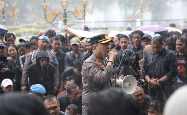 Rutam Nuwus Nawak: Kombes Pol Nanang Basah Kuyup Kawal Aksi Damai Mahasiswa