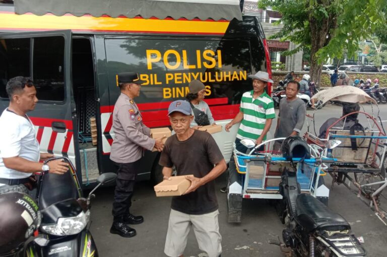 Jumat Berkah,Polresta Banyuwangi Berbagi Nasi Kotak untuk Warga Masyarakat