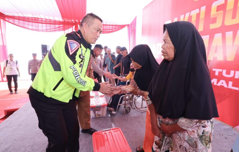Patroli Jarak Jauh Naik Motor Kapolda Jatim Beri Bantuan Sembako Untuk Warga di Malang
