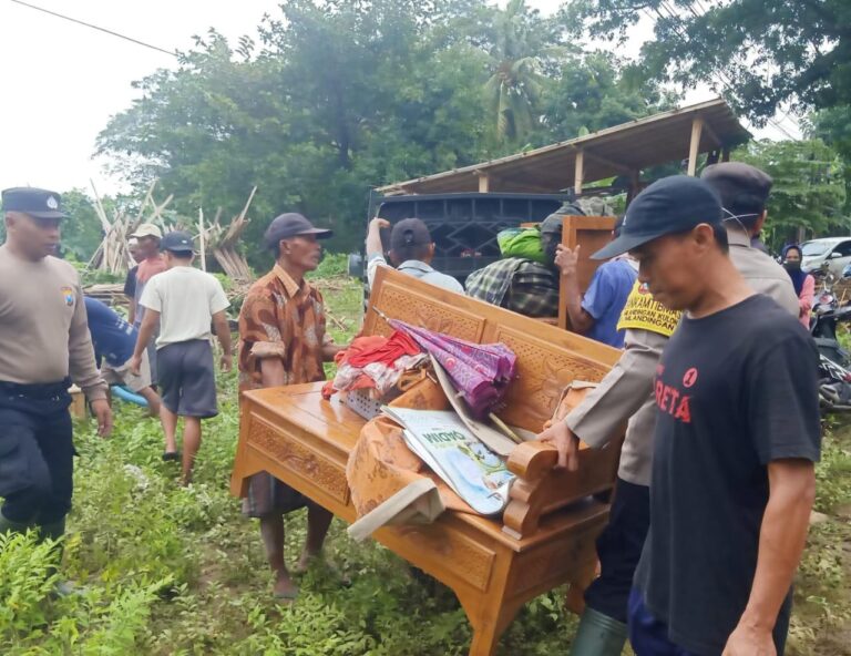 Polres Situbondo Terjunkan Personel Bantu Warga Terdampak Banjir