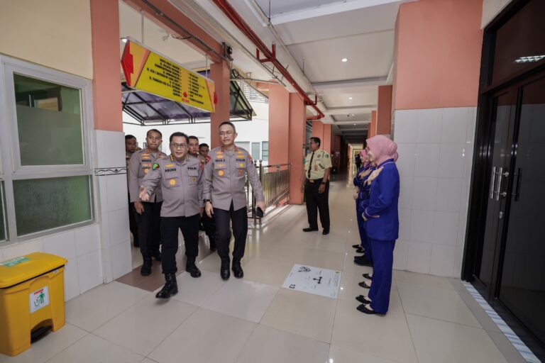 Kapolda Jatim Kunjungi RS Bhayangkara Kediri Beri Santunan Pasien dan Motivasi Tenaga Medis