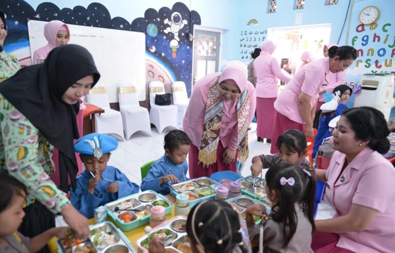 Ketua YKB Jatim Salurkan Makan Bergizi Gratis di Situbondo dan Bondowoso