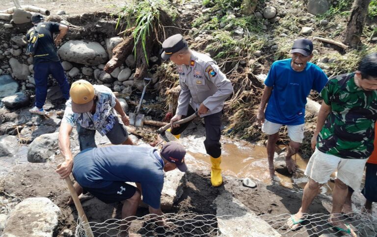 Kompak, Polisi dan TNI bersama Warga Pasang Bronjong Antisipasi Banjir Susulan di Situbondo