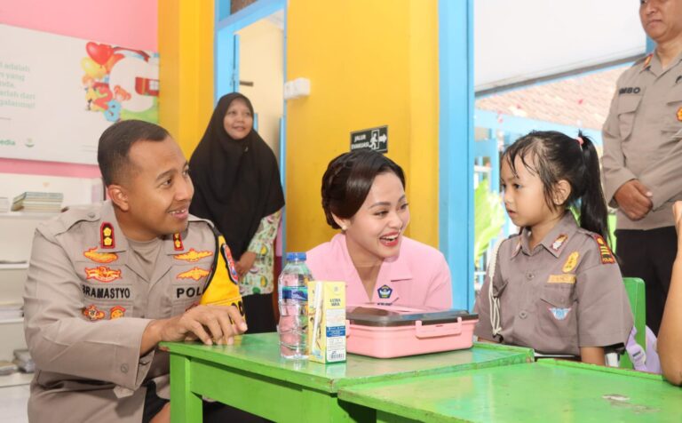 Cerianya Siswa TK Kemala Bhayangkari 42 Kota Kediri Mendapat Makan Bergizi Gratis
