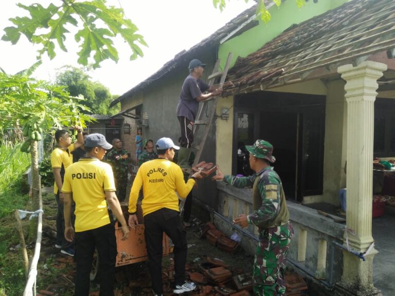 Sinergitas Polisi bersama TNI di Kediri, Gelar Baksos Bantu Warga Terdampak Bencana Alam