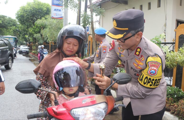 Operasi Keselamatan Semeru, Polres Trenggalek Bagi-bagi Helm Gratis
