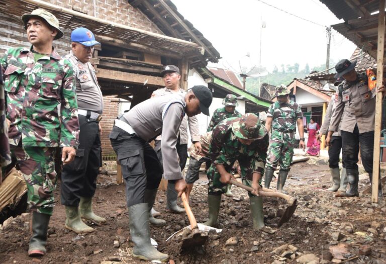Polres Bondowoso bersama Forkopimda Gelar Baksos Salurkan Bantuan Pasca Banjir Bandang