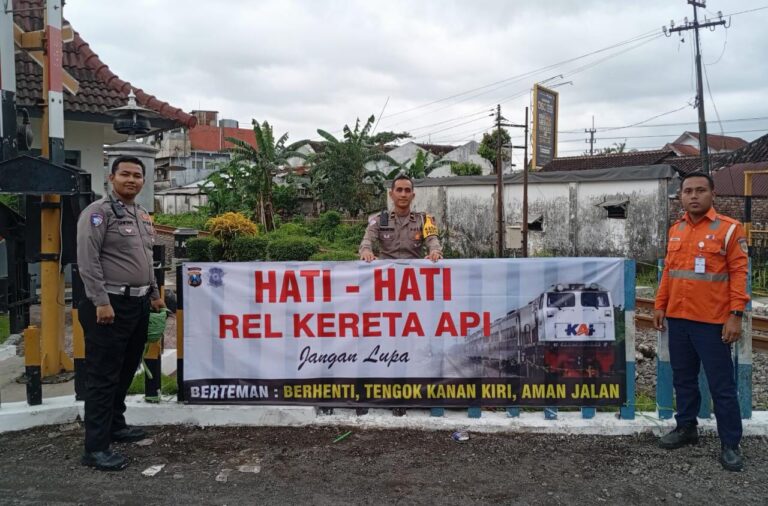 Operasi Keselamatan Semeru 2025 Polres Jember Pasang Banner Peringatan di Perlintasan KA