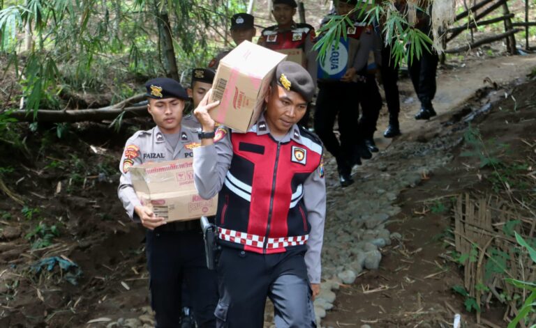 Polres Probolinggo Salurkan Bantuan Untuk Warga yang Rumahnya Rusak Akibat Bencana Alam
