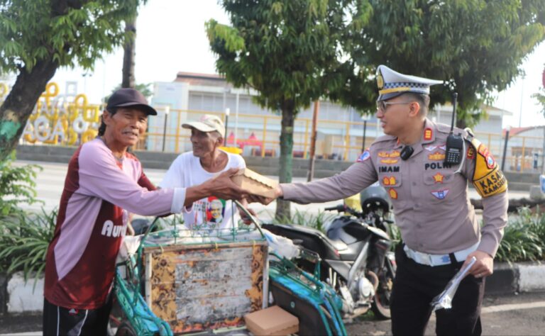 Operasi Keselamatan Semeru di Jumat Berkah Polres Tuban Ajak Masyarakat Tertib Lalin Dengan Berbagi Nasi Kotak
