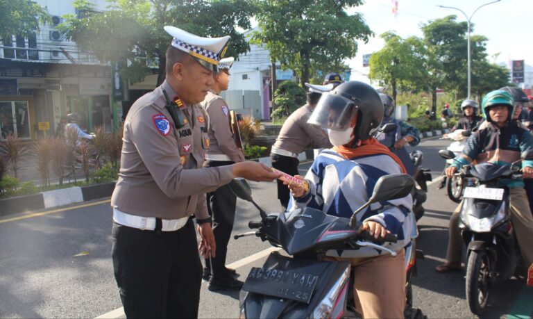 Momen Valentine, Polres Trenggalek Sosialisasi Tertib Lalin dengan Bag-bagi Coklat dan Boneka