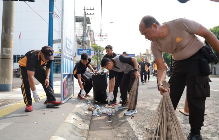 Respon Keluhan Masyarakat Saat Curhat Kamtibmas Polisi Kerja Bhakti Bersihkan Tumpukan Sampah di Jember