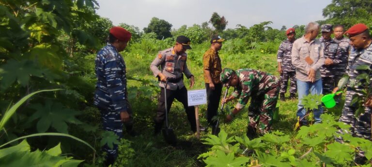Sinergitas Polres Probolinggo Bersama TNI Lestarikan Lingkungan Tanam Pohon di Gunung Bentar