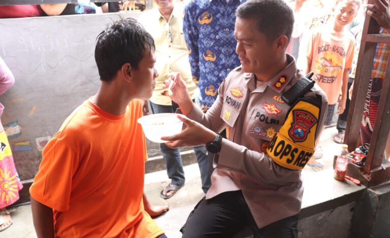 Polisi Peduli, Kapolres Gresik Lepas Rantai ODGJ dan Bantu Pengobatan