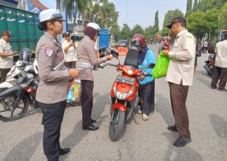 Operasi Keselamatan Semeru 2025 Polres Madiun Beri Helm dan Souvenir bagi Pengendara Tertib