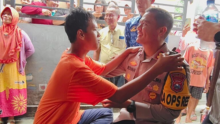 Warga Terharu saat Pemuda ODGJ di Gresik Dibantu Kapolres