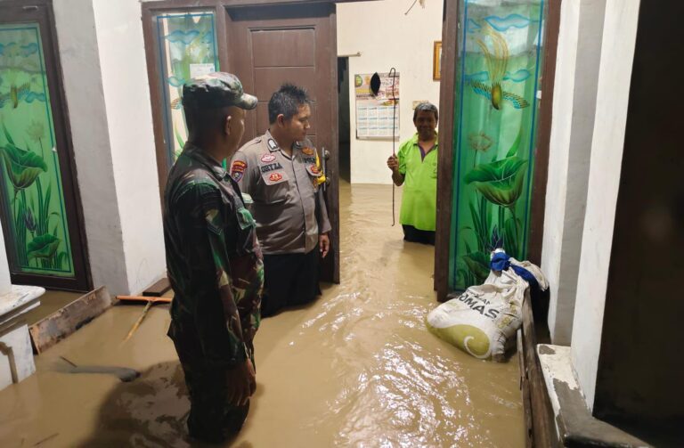 Sinergitas Polisi dan TNI Evakuasi Warga Terdampak Banjir di Kota Mojokerto