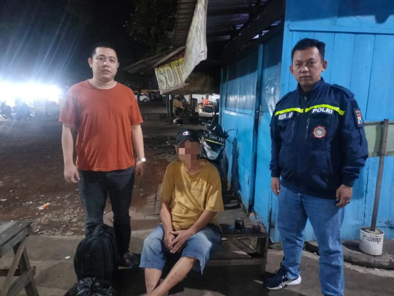 Ada Polisi, Ada Solusi: Pak Bhabin Polsek Klojen Bantu Kakek Terlantar di Pasar Comboran Malang