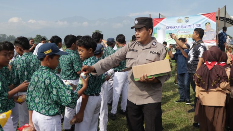 Polres Pasuruan Gelar Jumat Curhat, Bahas Kamtibmas Hingga Gerakan Minum Susu Bagi Anak-anak