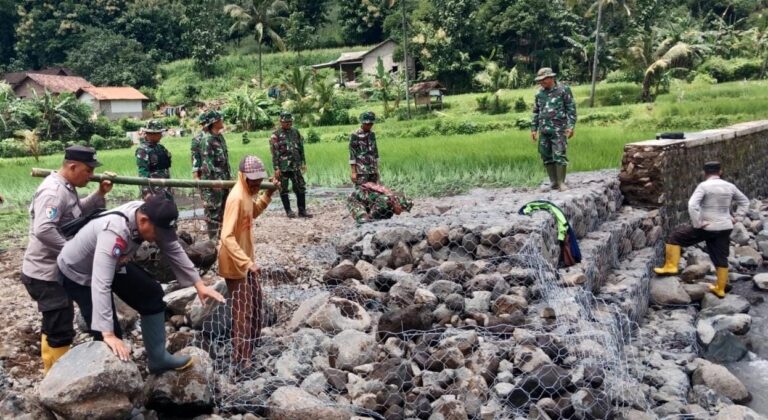 Gotong Royong, Polisi Bersama TNI dan Warga Bersihkan Material Banjir Bandang di Bondowoso