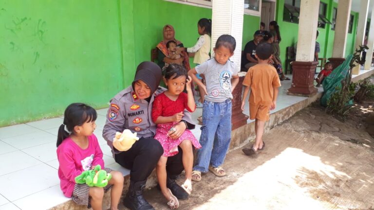 Polres Pasuruan Beri Trauma Healing Anak – anak Korban Bencana Tanah Gerak di Purwodadi