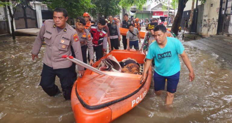 Polisi Evakuasi Lansia Korban Terdampak Banjir di Cengkareng