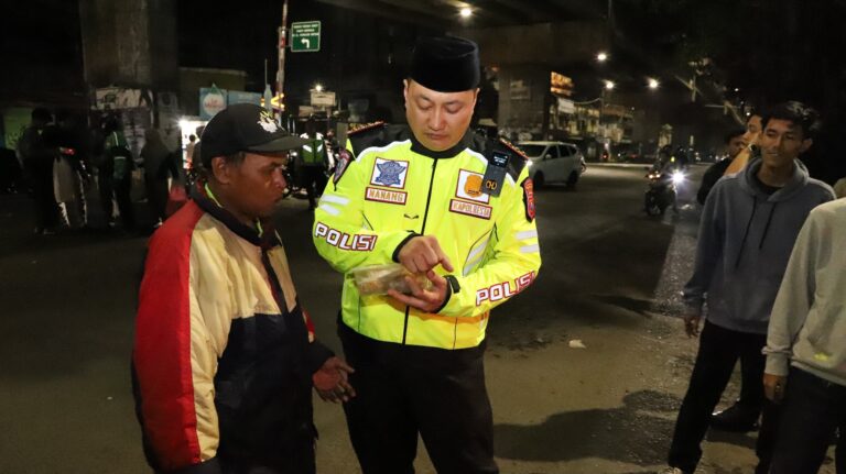 Polri Untuk Masyarakat, SOTR Polresta Malang Kota Bersama Mahasiswa Berbagi dan Jaga Kamtibmas