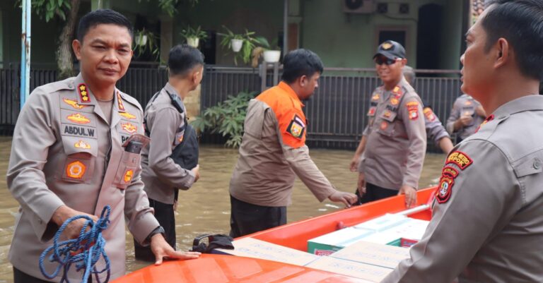 Polri-TNI Bagikan Makanan ke Warga Terdampak Banjir di Sawangan, Depok
