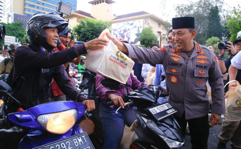 Masyarakat Antusias Saat Kapolri Turun Langsung Berbagi Takjil