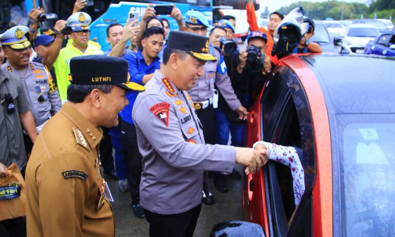 Kapolri Sapa Pemudik di Tol Kalikangkung, Sampaikan Pesan Utamakan Keselamatan