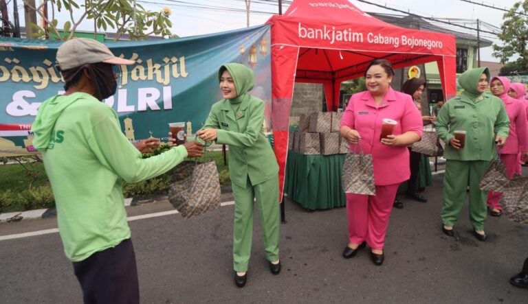Kompak, Bhayangkari dan Persit Bagikan Takjil kepada Masyarakat di Bojonegoro