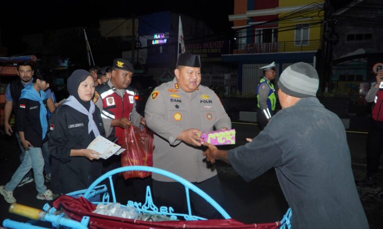 Polres Pasuruan Gandeng Mahasiswa Gelar SOTR Sembari Berbagi Makan Sahur Untuk Warga