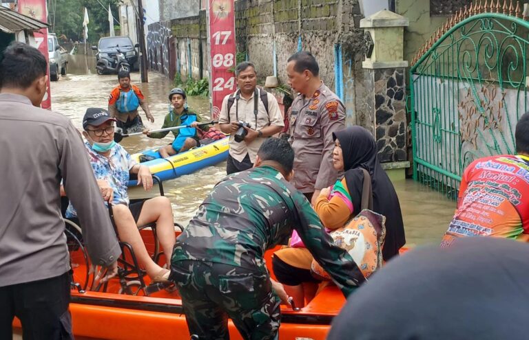 TNI-Polri Bantu Evakuasi Korban Banjir 1,5 Meter yang Mau Cuci Darah
