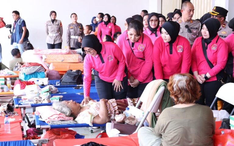 Yayasan Kemala Bhayangkari & Polres Metro Bekasi Kota Ulurkan Bantuan untuk Korban Banjir di Bekasi