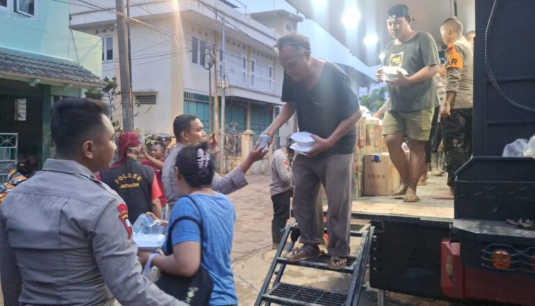 Polri Dirikan Dapur Lapangan 24 Jam Penuh untuk Korban Banjir Pondok Gede Permai Bekasi
