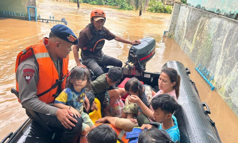 Tim SAR Korbrimob Polri Gerak Cepat Evakuasi Korban Banjir di Jakarta Timur