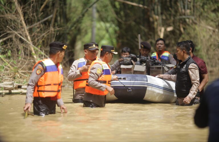 Polres Sampang Beri Bantuan Korban Banjir Dampak Luapan Sungai Kamuning