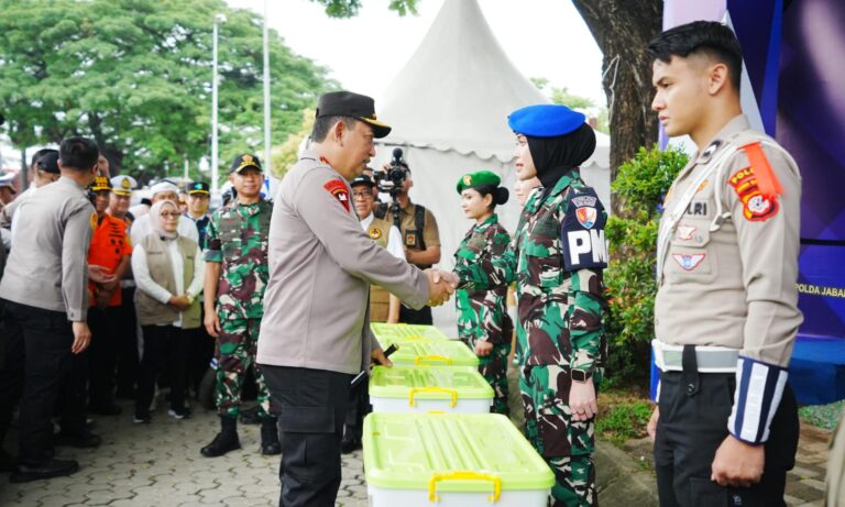 Tinjau Rest Area KM 57, Kapolri Pastikan Kelancaran dan Pelayanan Masyarakat saat Arus Mudik